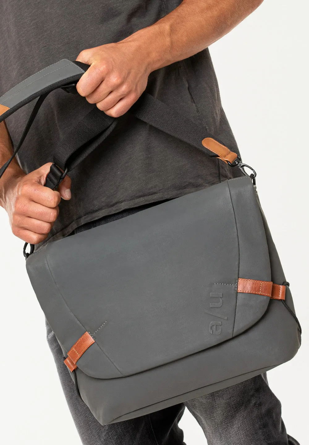 Aunts & Uncles Bags Matsumoto Messenger Bag Gravity Grey